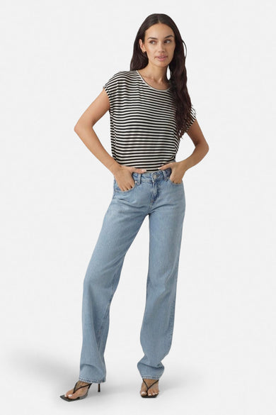 T-shirt rayé noir de VERO MODA, avec manches courtes et une coupe décontractée, associé à un jean bleu.