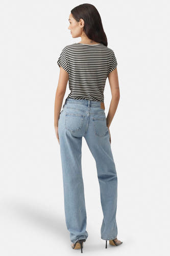 Zwart gestreept T-shirt van VERO MODA®, achterkant, met lichtblauwe jeans en zwarte hakken.
