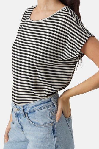 T-shirt rayé noir de VERO MODA, avec manches courtes et un jean bleu clair.