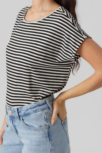 T-shirt rayé noir et blanc de Vero Moda, combiné avec un jean bleu clair.