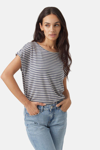 T-shirt bleu à rayures à manches courtes de VERO MODA®, porté avec un jean et des talons.