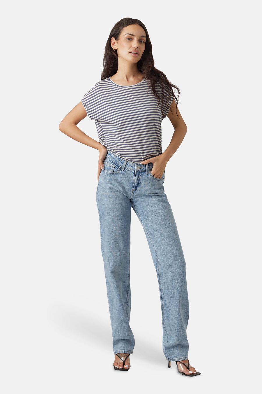 Blauw gestreept T-shirt met korte mouwen van VERO MODA®, gedragen met jeans en hakken.