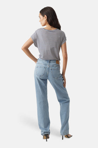 T-shirt bleu à rayures à manches courtes de VERO MODA®, avec détail de bouton sur le côté, à combiner avec un jean et des talons.