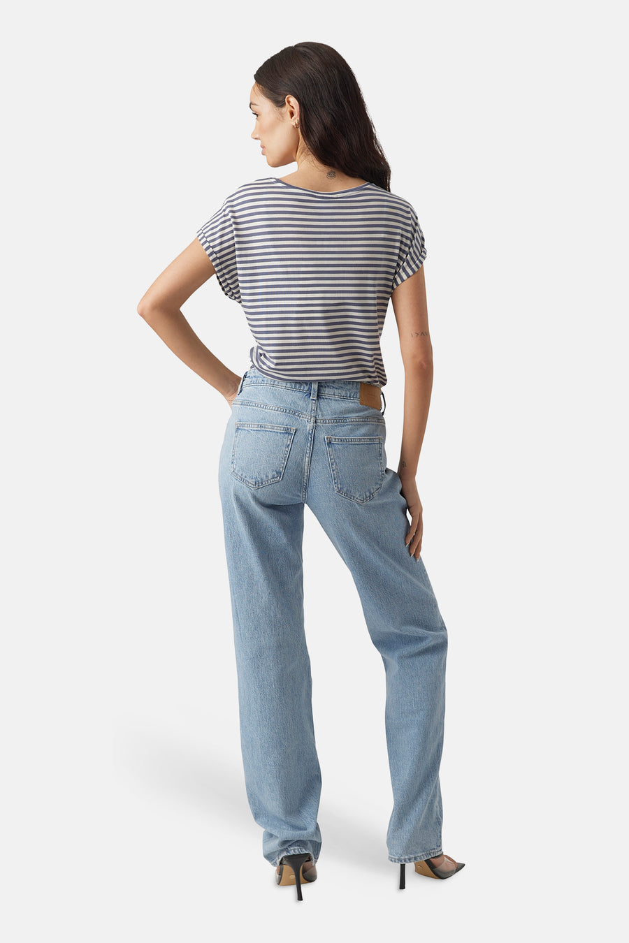T-shirt bleu à rayures à manches courtes de VERO MODA®, avec détail de bouton sur le côté, à combiner avec un jean et des talons.