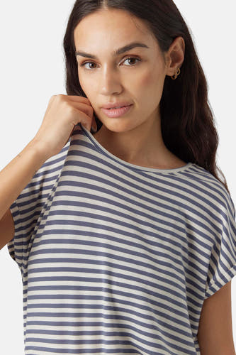 T-shirt à manches courtes rayé bleu de VERO MODA®, avec un col rond et des plis subtils.