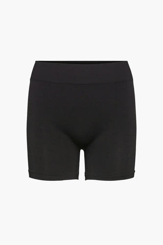 Shorty noir de Vero Moda, avec une ceinture rayée, sur un fond blanc.