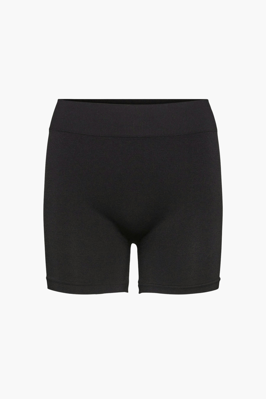 Shorty noir de Vero Moda, avec une ceinture rayée, sur un fond blanc.