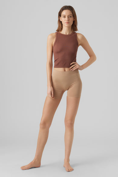 Shorty boxers roses de VERO MODA, portés avec un haut marron contre un fond gris.