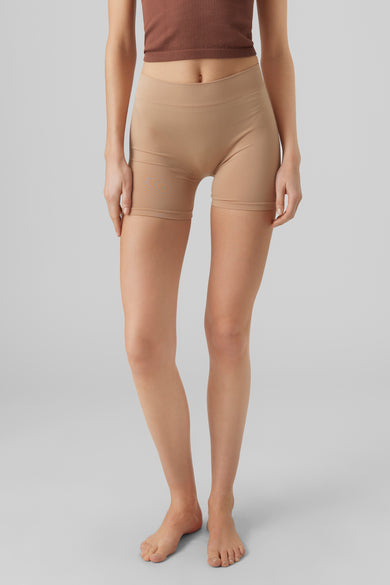 Shorty boxers roses de VERO MODA, avec un design simple et une ceinture à fines bretelles.