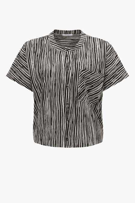 Chemise courte noire et blanche à rayures verticales irrégulières d'OPUS avec poche poitrine et fermeture boutonnée.