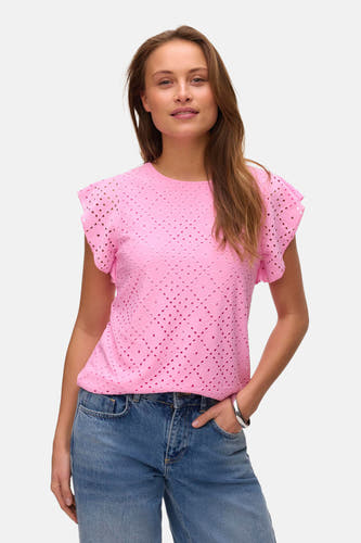 T-shirt à manches courtes rose de VERO MODA, avec motif ajouré et porté avec un jean bleu.