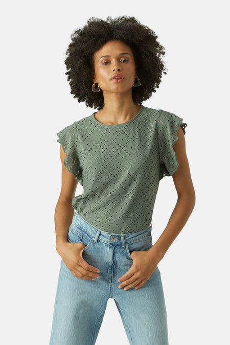 T-shirt vert avec manches courtes de Vero Moda, orné d'une broderie élégante et associé à un pantalon en denim.