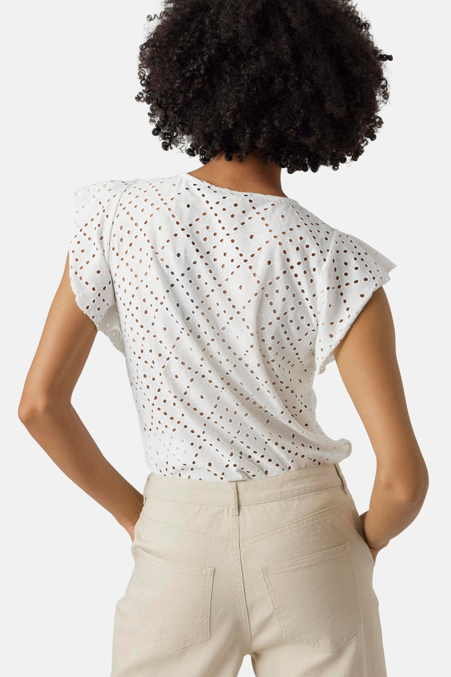 T-shirt blanc VERO MODA®, avec détails en dentelle, manches courtes et un pantalon léger.