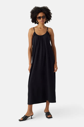 Robe noire sans manches de VERO MODA, avec des bretelles spaghetti et une coupe décontractée, associée à des sandales noires.