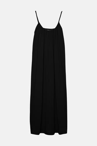 Robe sans manches noire de Vero Moda, avec des bretelles spaghetti et une coupe fluide et longue.