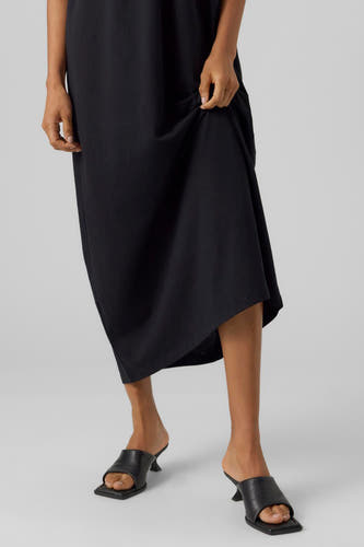 Robe sans manches noire de VERO MODA, avec une ligne d'asymétrie et des boutons noirs à l'arrière.