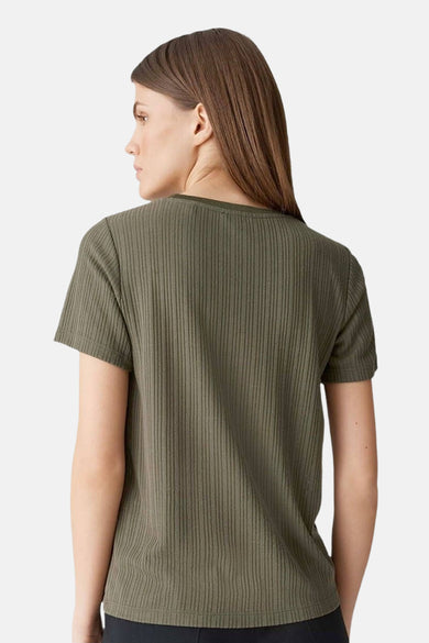 Kaki T-shirt met korte mouwen van OPUS, met een ribgebreide textuur en een eenvoudige ronde halslijn.