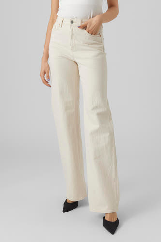 Jean en denim blanc cassé large de VERO MODA, portés avec un t-shirt blanc et des baskets noires.