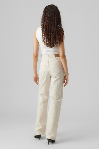 Jean denim blanc cassé large de VERO MODA, avec des jambes larges, associé à une chemise blanche et des baskets noires.