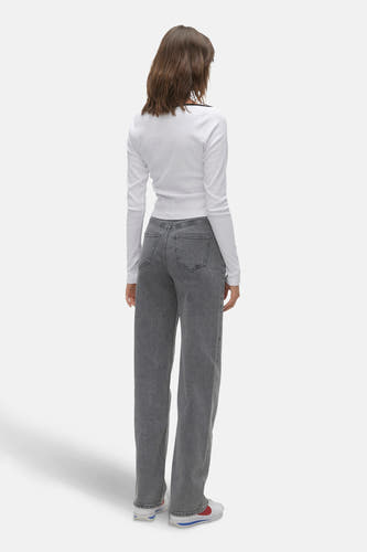 Jean gris large de VERO MODA, avec une taille haute et associé à un t-shirt blanc.