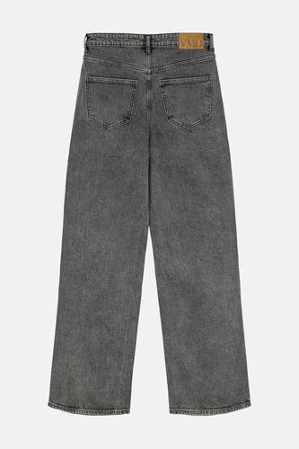 Jean gris large de VERO MODA, avec des poches arrière et une étiquette en cuir sur la ceinture.