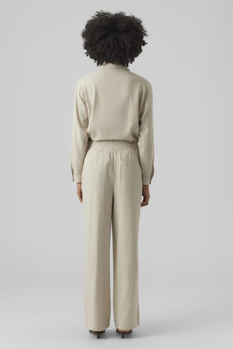 Pantalon beige de VERO MODA, avec des jambes larges et une ceinture élastique.