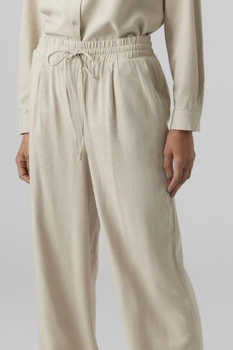 Pantalon beige de Vero Moda avec ce taille élastique et cordon de serrage.