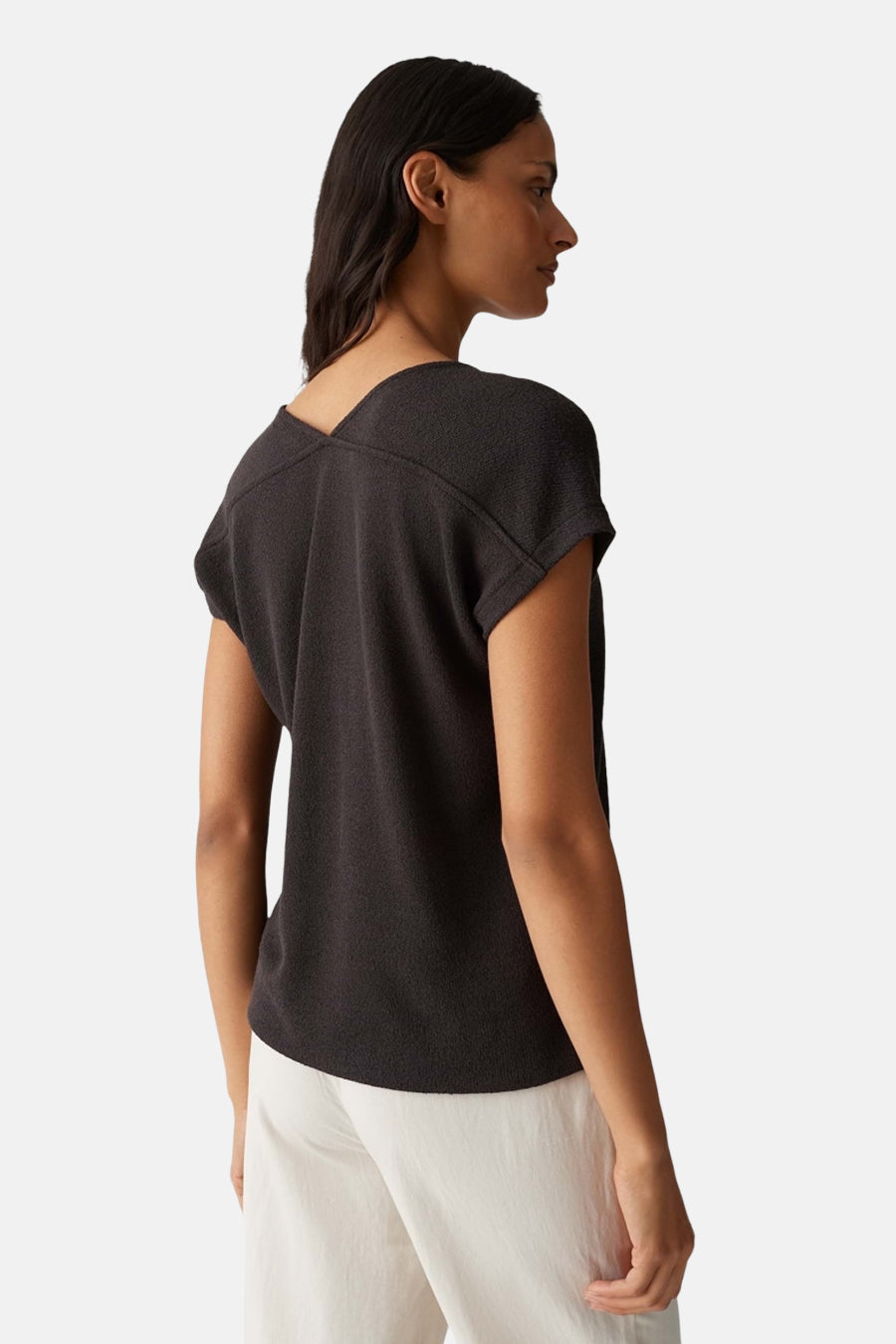 Bruine korte mouwen t-shirt van OPUS, rugzijde, met V-hals en textuur, model in witte broek