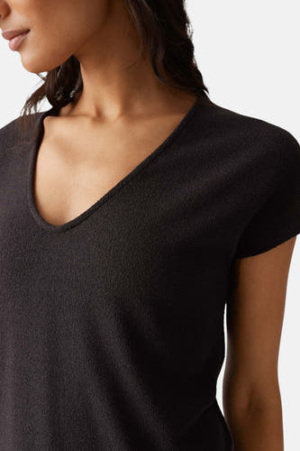 Bruine korte mouwen t-shirt van OPUS met diepe V-hals en fijne textuur, close-up van model