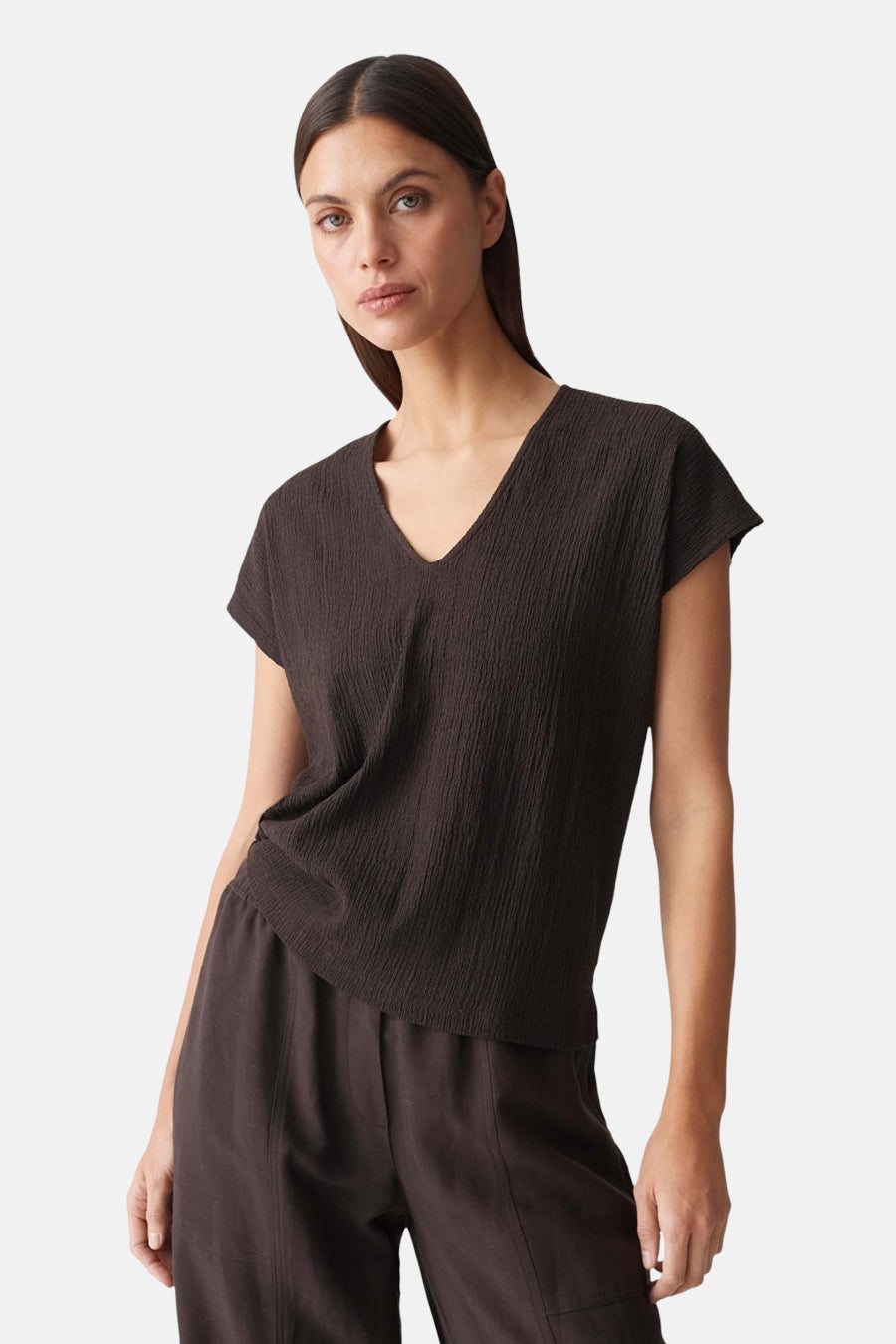 Bruine korte mouwen t-shirt met V-hals en gerimpelde textuur van OPUS, gedragen door model in lifestyle shot