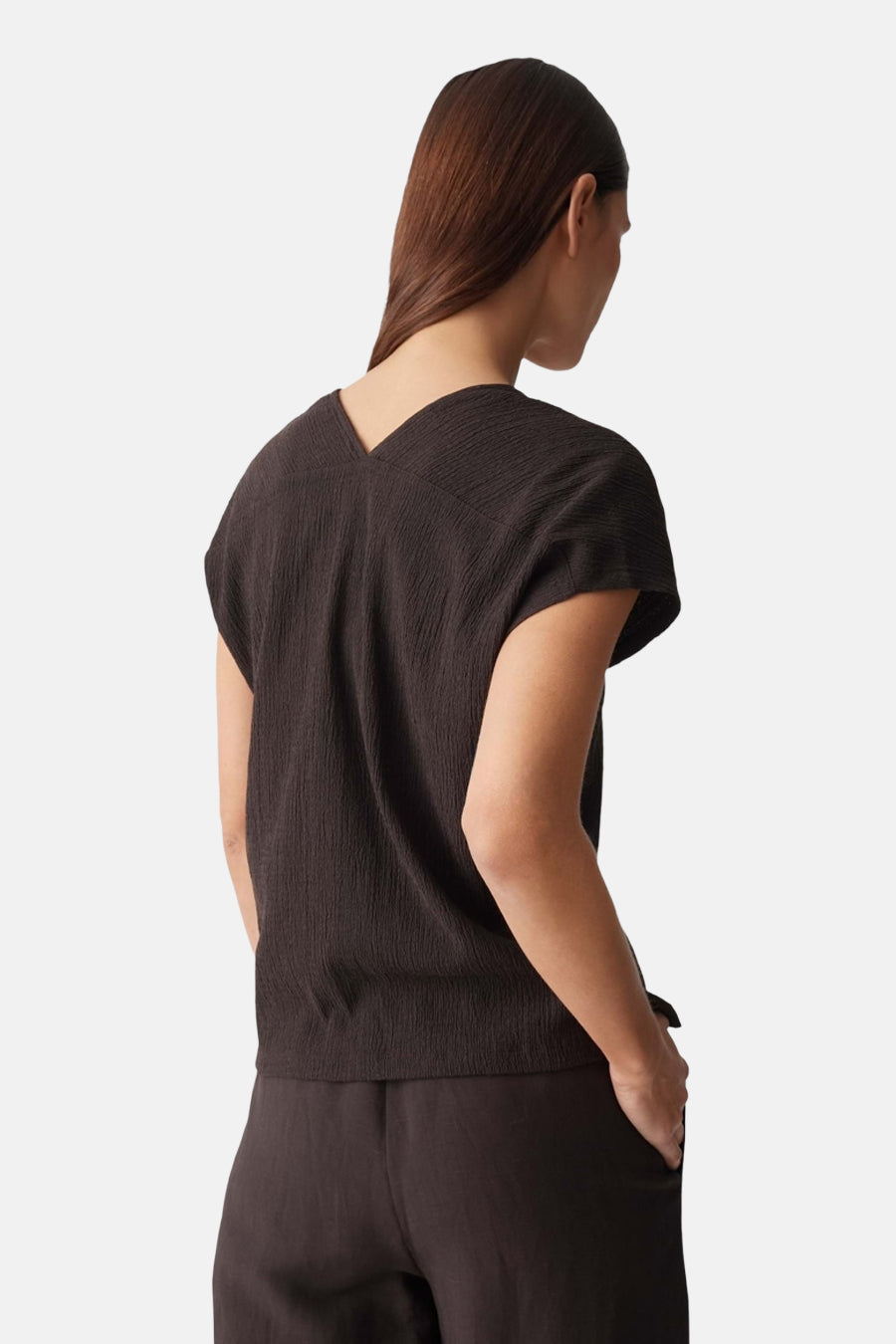 Bruine korte mouwen t-shirt van OPUS, rugzijde, met V-hals en gerimpelde textuur, model draagt donkere broek