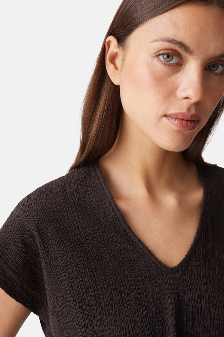 Bruine korte mouwen t-shirt van OPUS met V-hals en geribde textuur, close-up van model