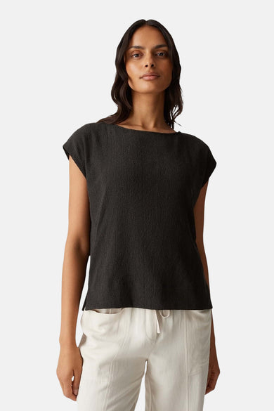 Blouse sans manches brune d'OPUS, avec une subtile texture et portée avec un short léger.