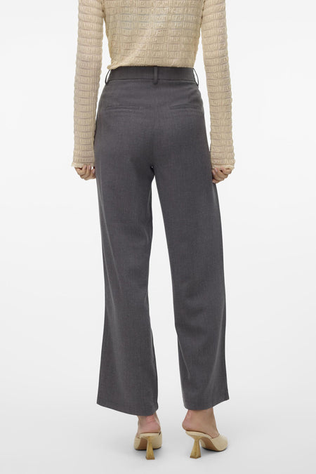 Pantalon gris de VERO MODA, avec des jambes larges et des poches arrière, associé à une chemise crème et des bottines.