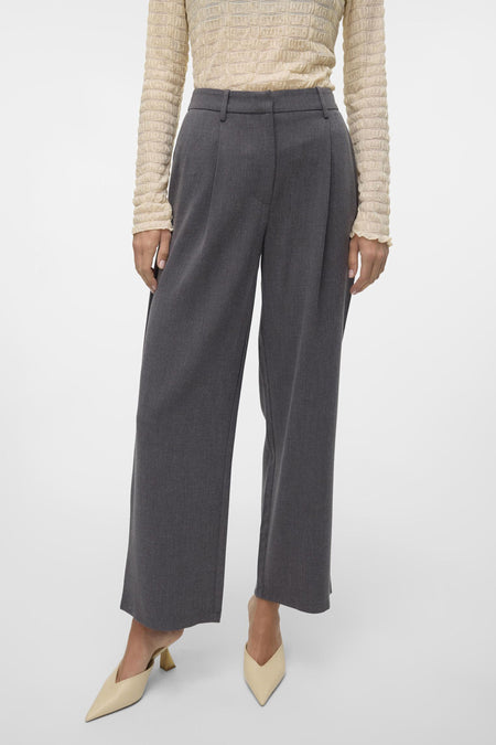 Pantalon gris de VERO MODA avec des jambes larges et des escarpins beige.