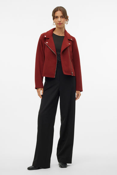 Bruine korte jas van VERO MODA®, met zilveren ritssluiting, gedragen met zwarte broek en top.
