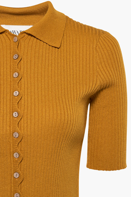 Gilet orange de VERO MODA avec une texture côtelée, fermeture à boutons et col classique.