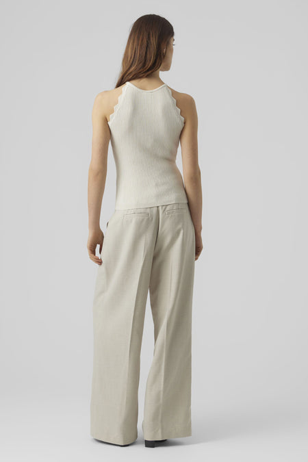 T-shirt écru avec col rond de VERO MODA, en texture côtelée et sans manches, vu de derrière.