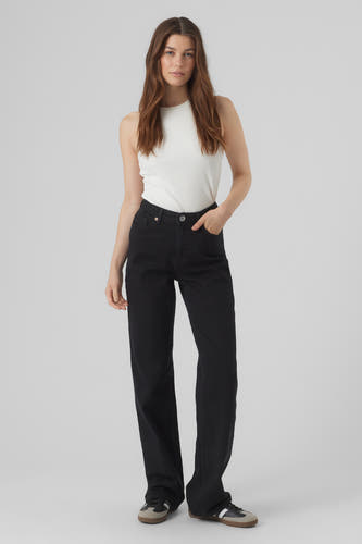 Zwarte straight jeans van VERO MODA, gecombineerd met een witte top en sneakers.