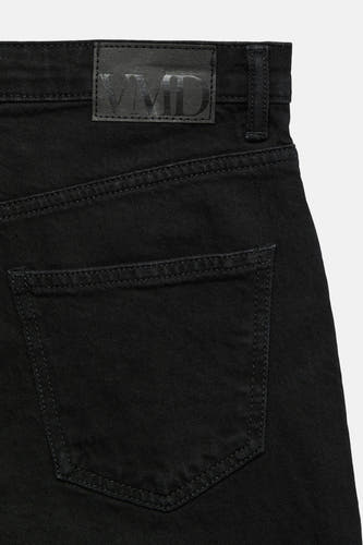 Jean droit noir de VERO MODA, gros plan du dos avec un patch et une poche.
