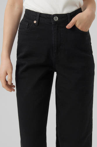 Jean droit noir de Vero Moda, avec poches et fermeture à boutons.