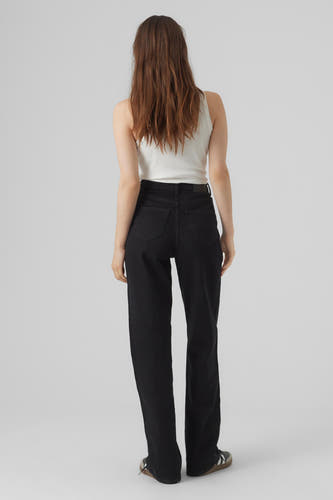 Jean droit noir de Vero Moda, vu de derrière, associé à une chemise blanche.