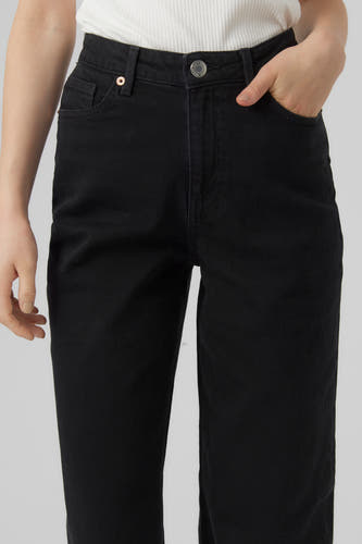 Jean droit noir de Vero Moda, avec poche et main dans la poche.