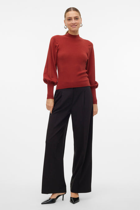 Pull marron avec col montant de VERO MODA, manches longues, associé à un pantalon noir et des escarpins noirs.
