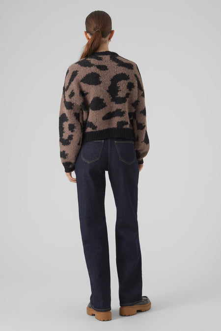 Pull marron de VERO MODA avec imprimé zèbre, associé à des jeans bleu marine et des baskets grossières.