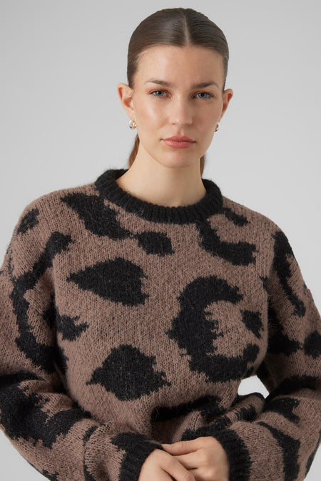 Sweat-shirt marron avec col rond de Vero Moda, à motif léopard noir.