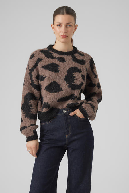Sweat-shirt marron avec col rond de VERO MODA®, imprimé d'un motif panthère noire, porté avec un jeans foncé.