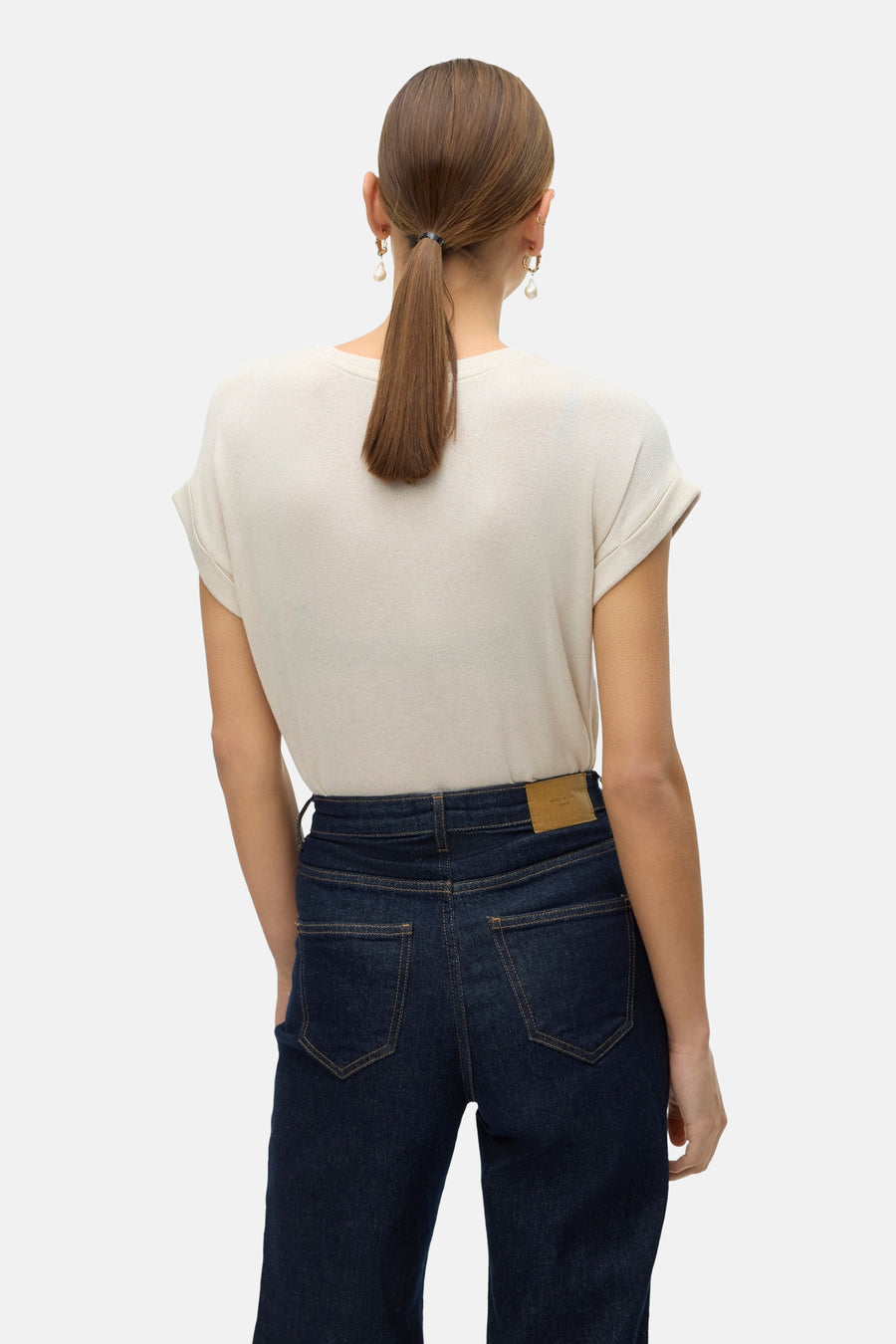 T-shirt beige à manches courtes de VERO MODA, vu par derrière, associé à des jeans bleu marine.