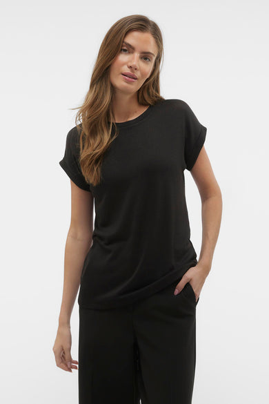 T-shirt noir à manches courtes de VERO MODA, porté avec un pantalon noir et des chaussures plates.
