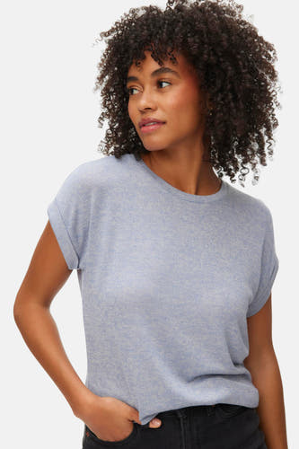 T-shirt bleu à manches courtes de VERO MODA, vu de dos avec un jeans noirs.